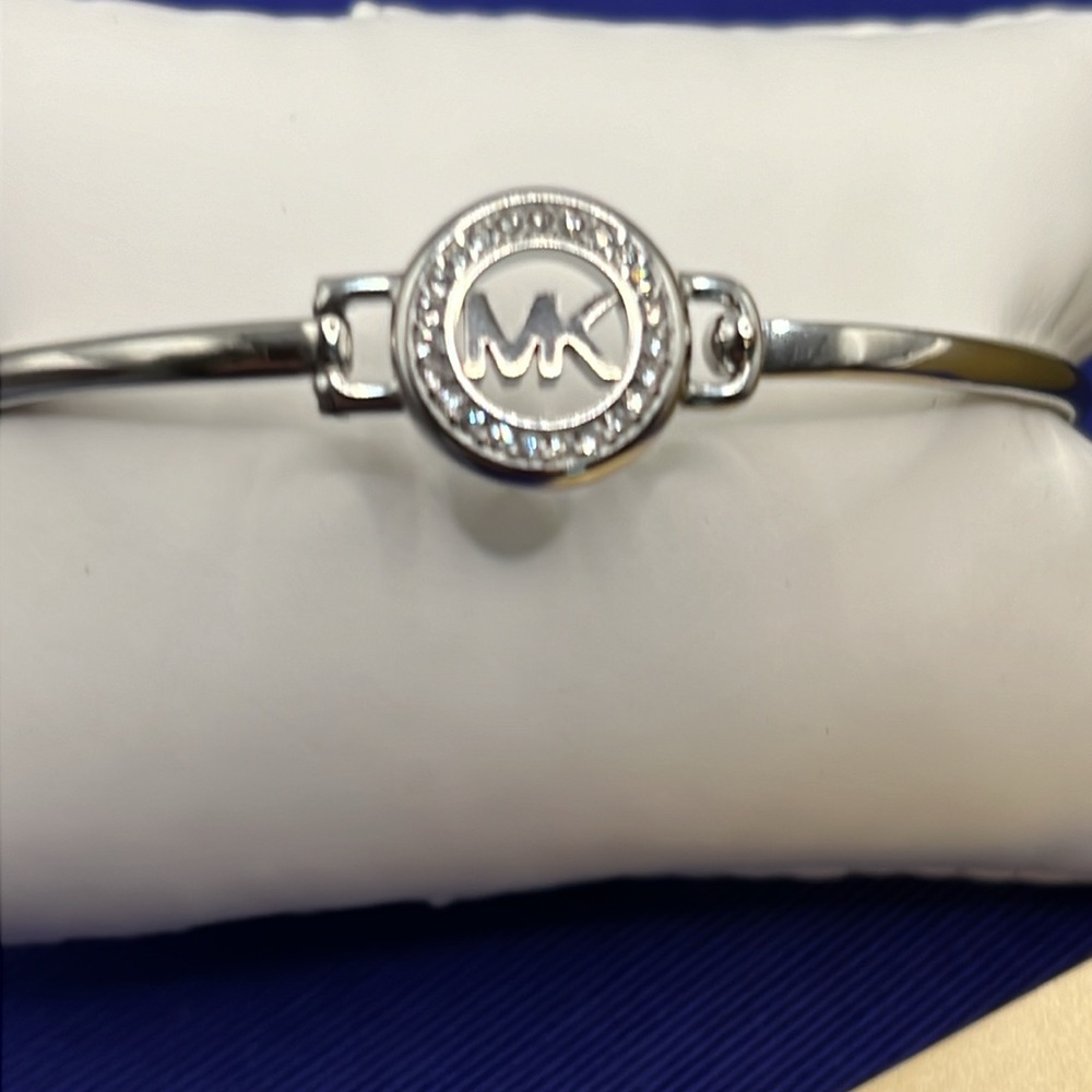 NWT Michael Kors bangle bracelet with Crystal embellishment - Picture 7 of 7